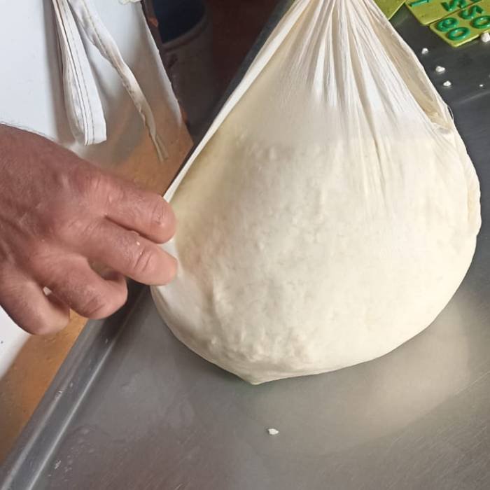 Pieza de queso artesano menorquín de Binissuès