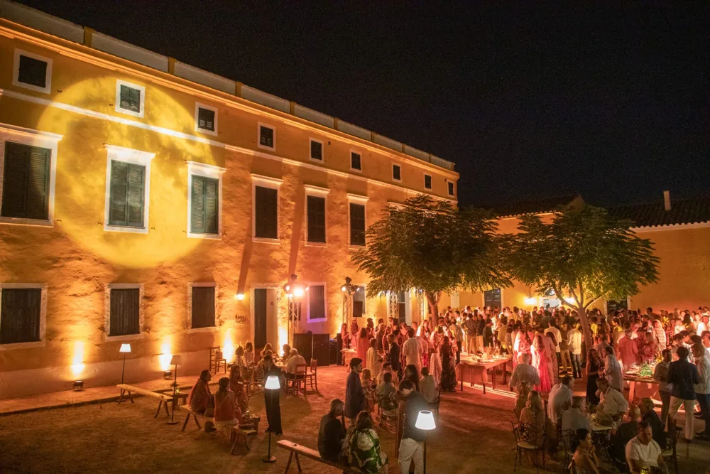 Vista de la celebración nocturna frente a la casa señorial